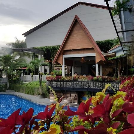 Bukit Daun Hotel And Resort Kediri  Eksteriør bilde
