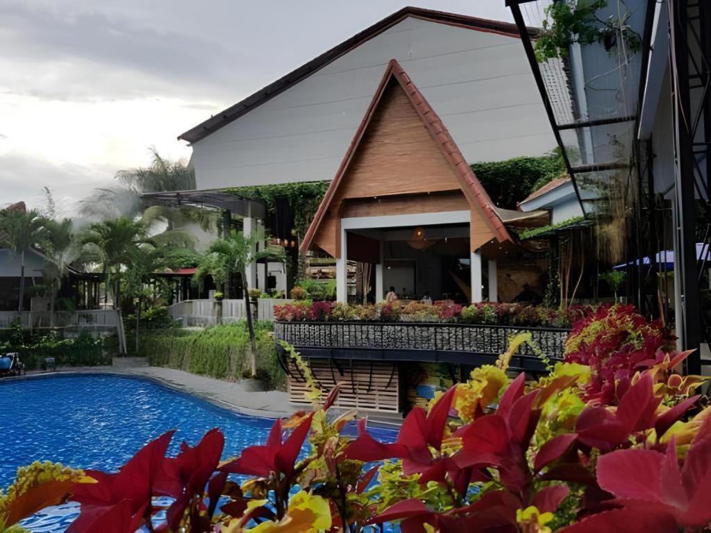Bukit Daun Hotel And Resort Kediri  Eksteriør bilde