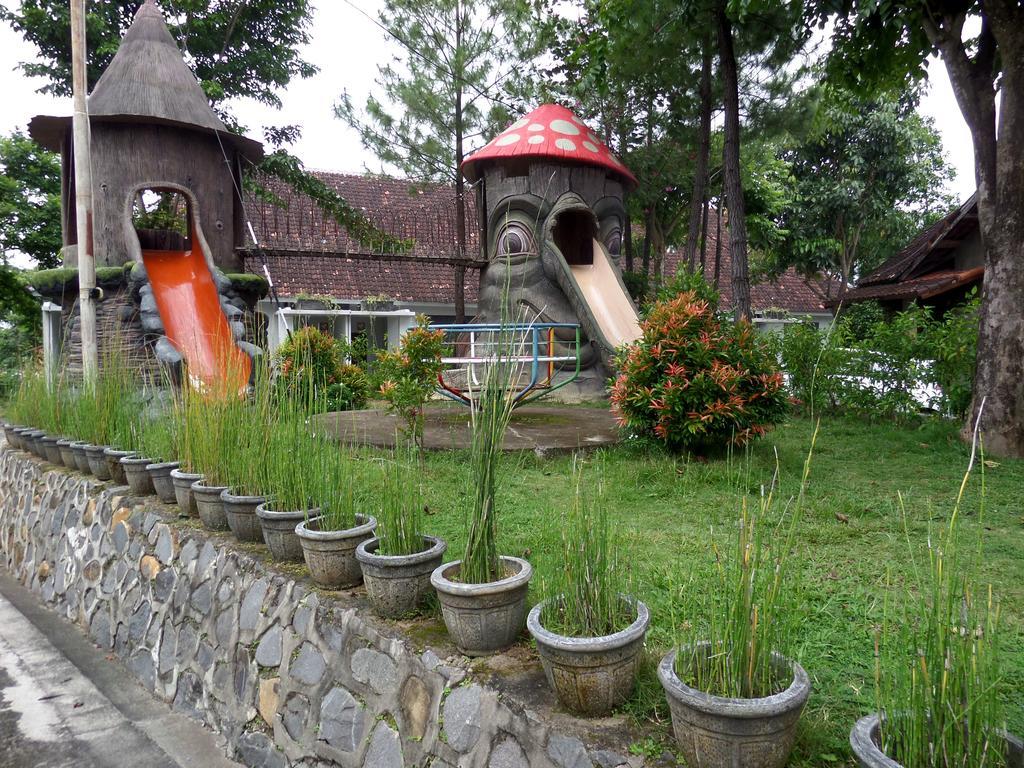 Bukit Daun Hotel And Resort Kediri  Eksteriør bilde